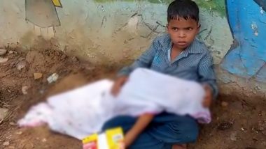 MP: एंबुलेंस की आस में छोटे भाई के शव को गोद में लेकर बैठा आठ वर्षीय लड़का, वीडियो वायरल