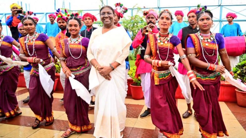 Odisha: द्रौपदी मुर्मू के राष्ट्रपति चुने जाने उनके गृह जनपद में जश्न का माहौल, मिठाइयां बांटकर और पटाखे फोड़कर मनाई खुशी