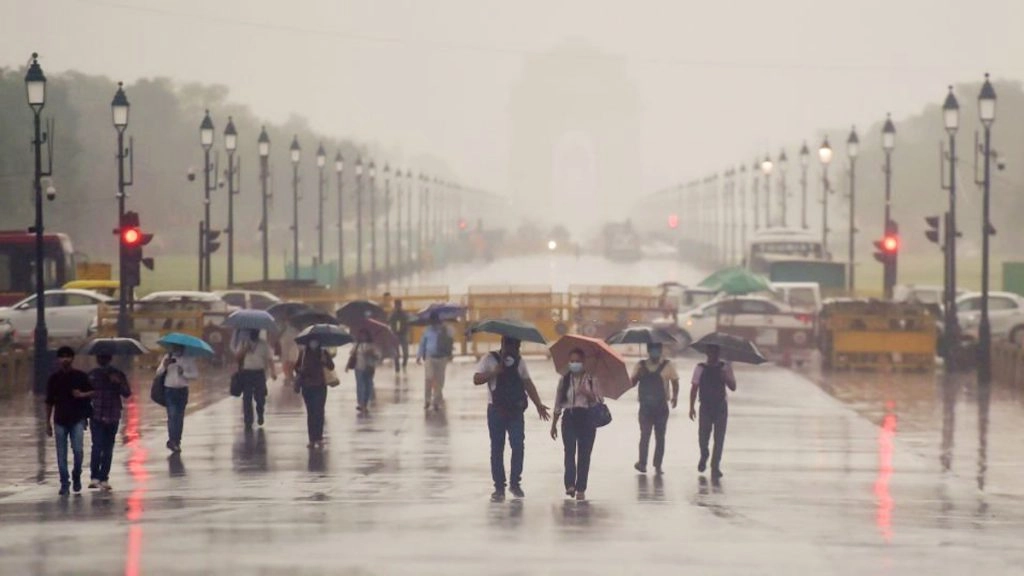 दिल्ली में बारिश के बाद लोगों को उमस से मिली राहत