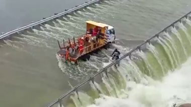 Viral Video: नदी के तेज बहाव में पुल पर फंसा था बाइक सवार, तेलंगाना पुलिस ने ऐसे बचाई जिंदगी