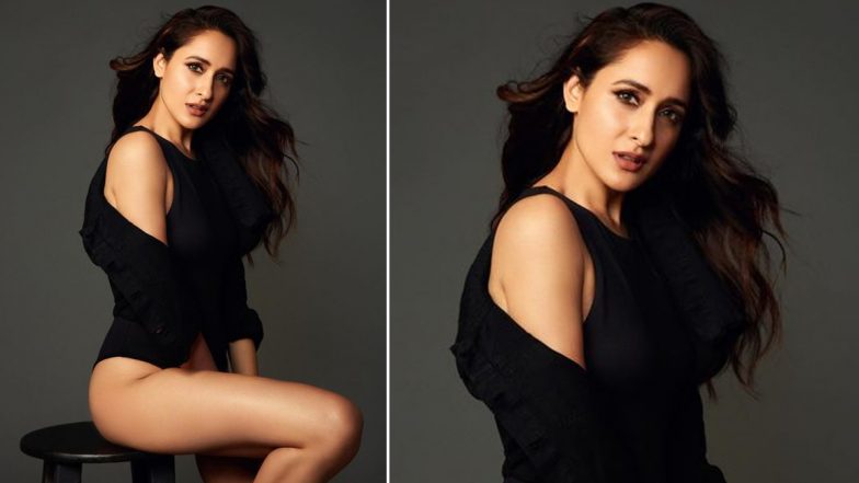 Pragya Jaiswal Bold Photo: प्रज्ञा जायसवाल अपने ग्लैमरस अवतार से बढ़ाया सोशल मीडिया का पारा, यूजर्स का दिल हुआ धक-धक