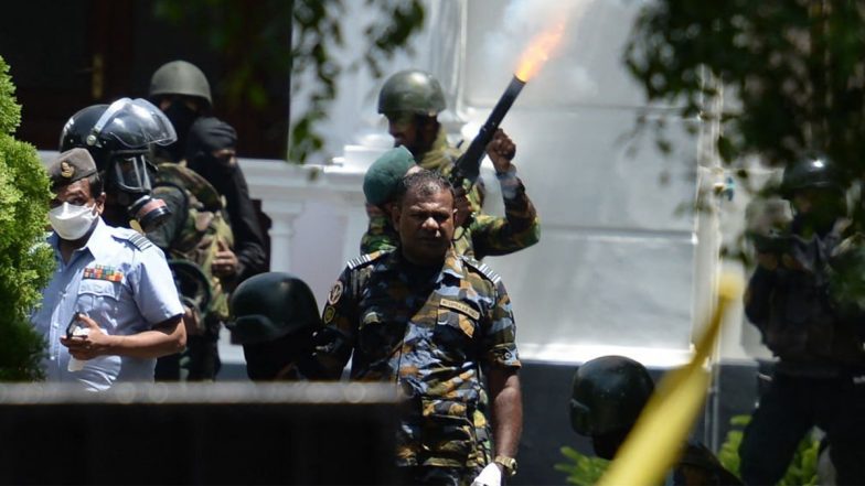 Sri Lanka Crisis: श्रीलंका में फिर लगा कर्फ्यू, सड़कों पर उतरी सेना को बल प्रयोग करने की छूट