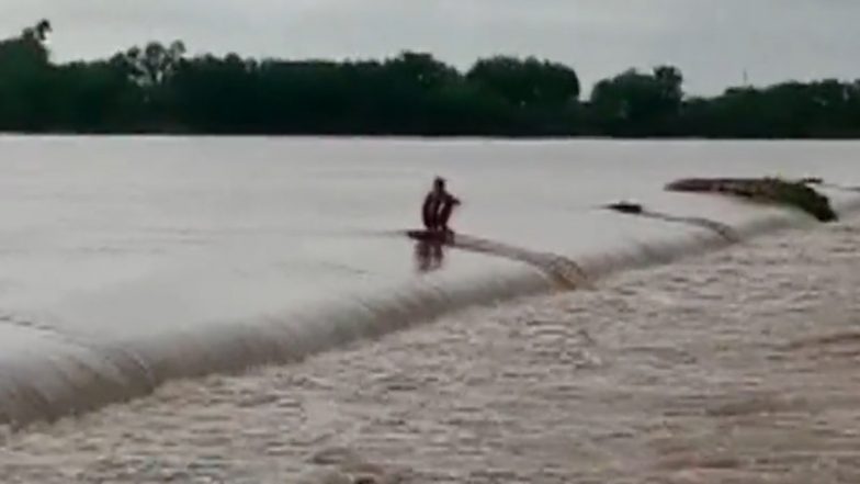 Chhattisgarh: महानदी में नहाने के दौरान बहे युवकों को गोताखोरों ने बचाया, 1 बीच नदी में फंसा तो 2 अभी भी लापता