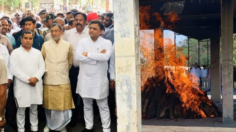 UP: लखनऊ में किया गया मुलायम यादव की पत्नी का साधना अंतिम संस्कार, बेटे प्रतीक ने दी मुखाग्नि