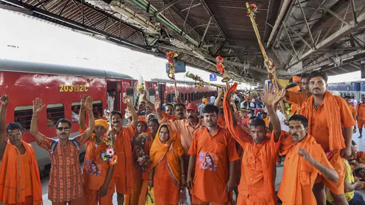 UP: कांवड़ियों की भीड़ के कारण 2 जिलों के स्कूल बंद