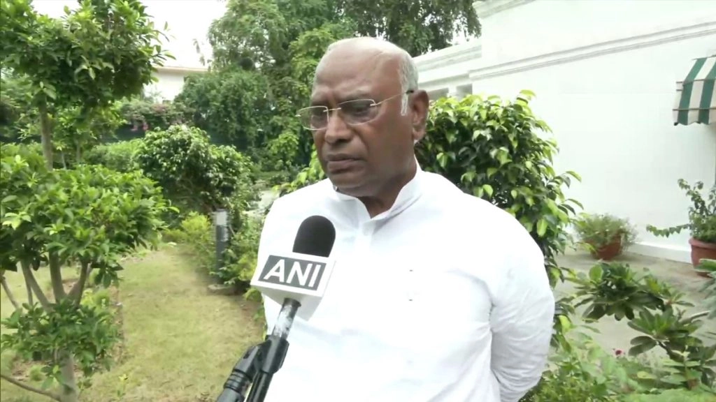 भाजपा संविधान को नष्ट कर स्वायत्त संस्थानों को कमजोर कर रही है: मल्लिकार्जुन खरगे