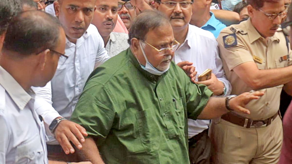 WBSSC Scam: पूर्व मंत्री पार्थ चटर्जी पर महिला ने अस्पताल से निकलते समय फेंकी चप्पल, जनता के पैसों को लूटने का लगाया आरोप