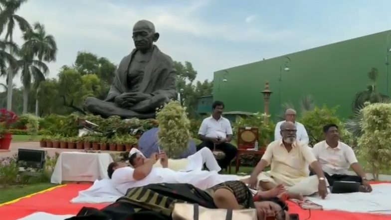 Opposition Parliament Protest: गांधी प्रतिमा के सामने रातभर चला सांसदों का धरना, शुक्रवार दोपहर समाप्त होगा विरोध प्रदर्शन