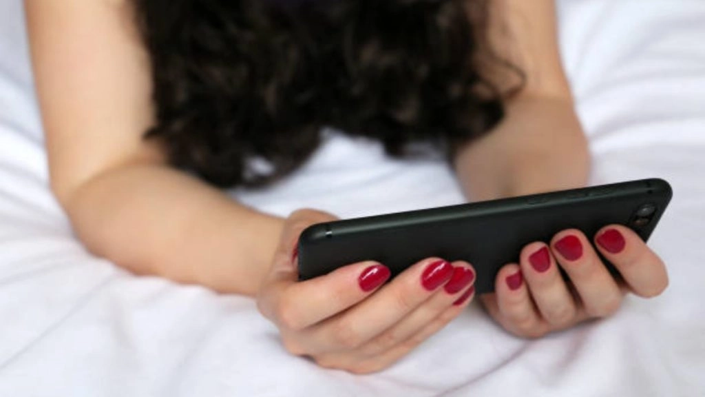 22 साल की लड़की करती है पोर्न वीडियो देखने की नौकरी, सैलरी जानकर हो जाएंगे हैरान