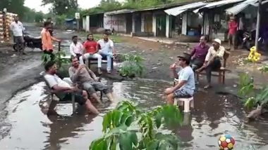 Viral Video: मध्य प्रदेश में पानी से भरे गड्ढों में शराब पीकर एन्जॉय करते लोगों का वीडियो हुआ वायरल, सोशल मीडिया यूजर्स हुए हैरान