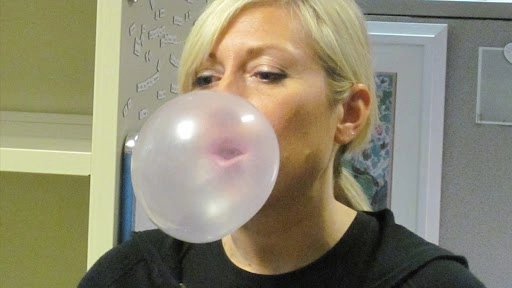 मुंह से च्यूइंग गम बबल फुलाकर यह महिला कमाती है 67 हजार रुपये, सोशल मीडिया पर है फेमस