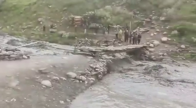 Cloud Burst In Kashmir: कश्मीर में फिर फटा बादल, तेज बहाव के चलते पुल क्षतिग्रस्त, बड़े नुकसान की सूचना नहीं