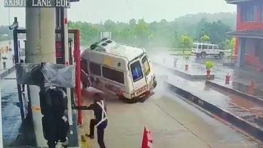 Ambulance Crash In Karnataka: काल बनकर आई एंबुलेंस, टोल प्लाजा से हुई भीषण टक्कर में 4 घायल, Video देखकर दहल जाएगा दिल