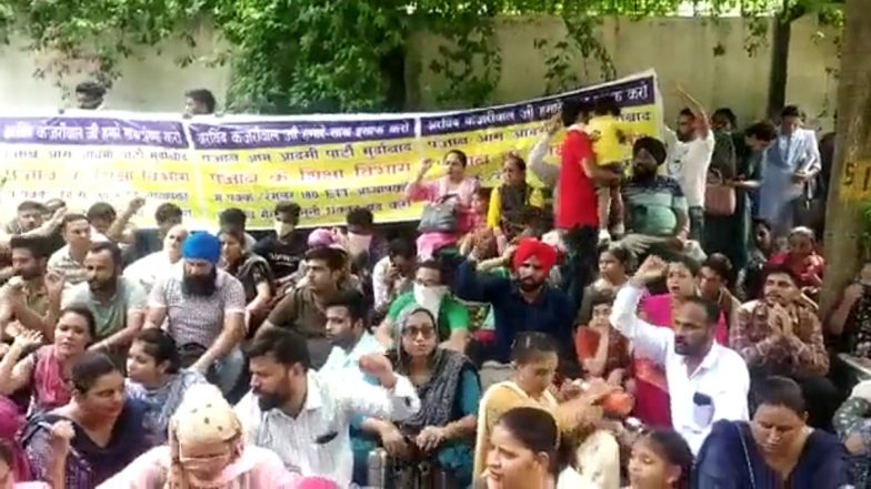 Delhi: पंजाब के ETT शिक्षकों का दिल्ली में हंगामा, CM केजरीवाल के घर के बाहर की नारेबाजी