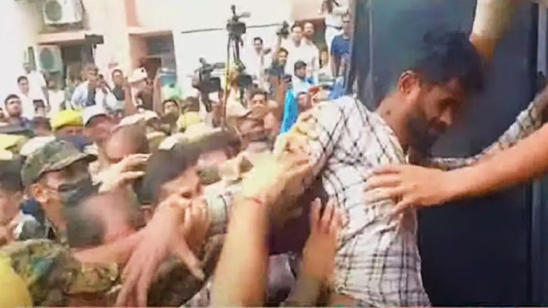Udaipur killing: कन्हैयालाल के हत्यारों की चप्पल-घूसों से हुई पिटाई, देखिए वीडियो