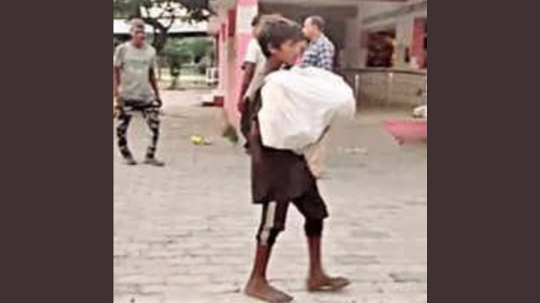 Delhi: एंबुलेंस नहीं मिलने पर, 2 साल के मासूम के शव को हाथ में ले जाने को मजबूर हुआ भाई