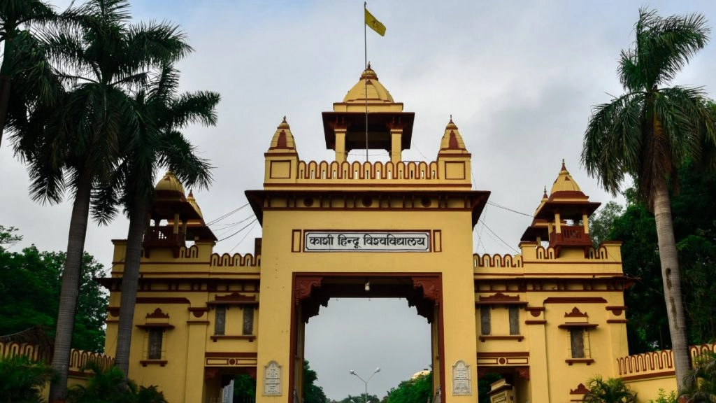 BHU अस्पताल में फर्जी तरीके से काम पर रखने के आरोप में इंटर्न पर केस दर्ज