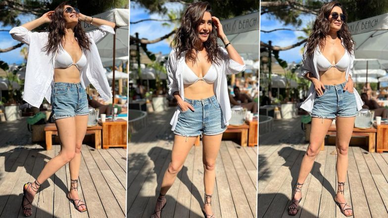 Karishma Tanna ने शर्ट की बटन खोलकर दिखाई सेक्सी बिकिनी, Hot Photos हुई Viral