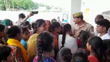 Kids Cry For Policewala Teacher: 'पुलिसवाला टीचर' का हुआ ट्रांसफर, फूट-फूटकर रोने लगे बच्चे