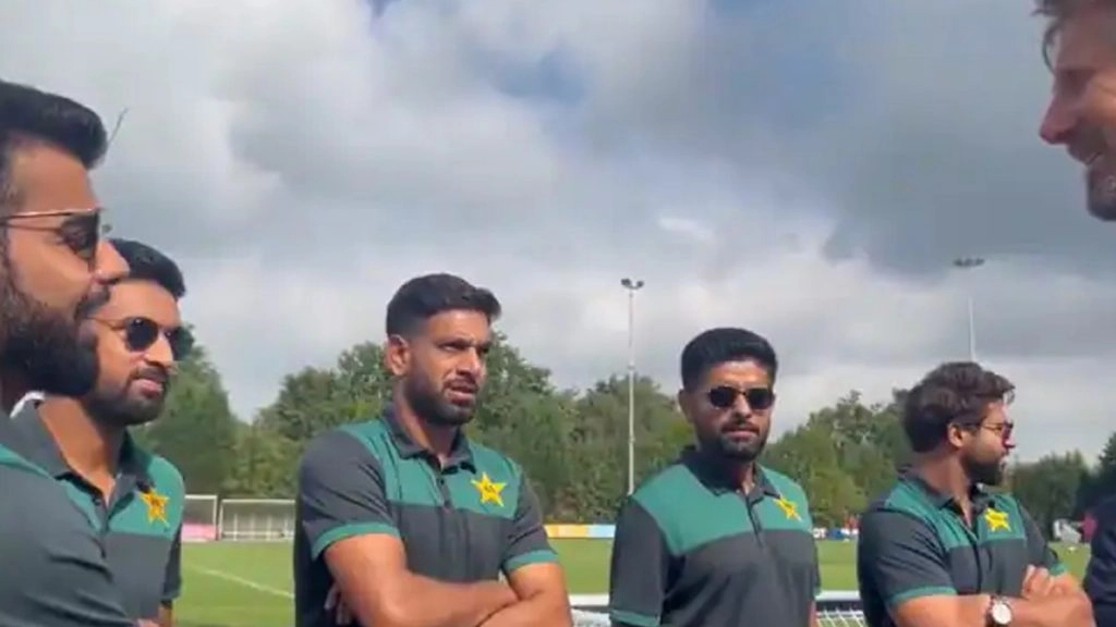 शादाब खान ने NED बनाम PAK तीसरे वनडे से पहले AFC अजाक्स खिलाड़ियों से पाकिस्तान के कप्तान का परिचय कराते हुए कहा कि 'बाबर आज़म क्रिकेट के क्रिस्टियानो मेसी हैं'