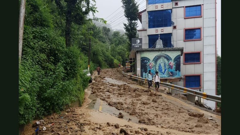 Himachal Pradesh: धर्मशाला में भूस्खलन, सड़कों पर फैला मलबा