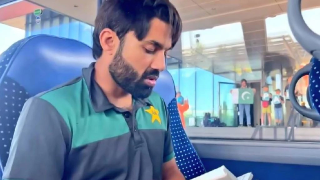 एम्स्टर्डम से दुबई की यात्रा के दौरान पाकिस्तान टीम उसके साथियों द्वारा कीपर-बल्लेबाज को फोन में पवित्र कुरान पढ़ते हुए पकड़ा - देखे विडियो 