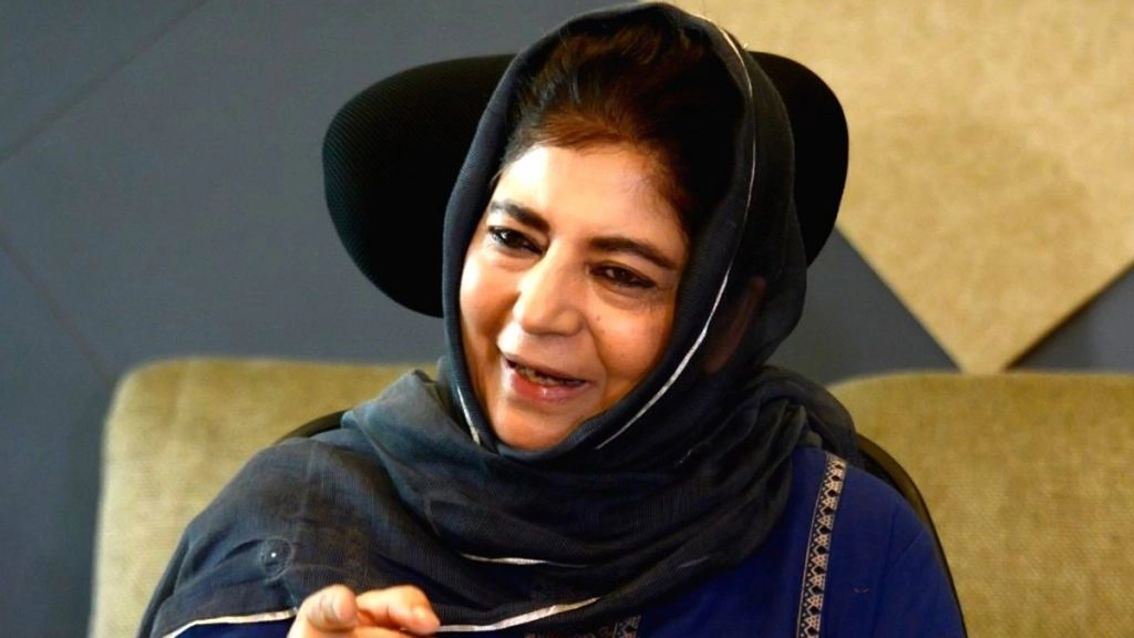 कश्मीरी पंडितो के टारगेट किल्लिंग के बाद घर में नजरबंद हुईं महबूबा मुफ्ती