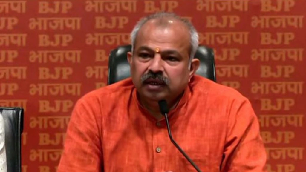 बीजेपी दिल्ली प्रदेश  अध्यक्ष आदेश गुप्ता ने सिसोदिया पर निशाना साधते हुए कहा कि ये शिक्षा मंत्री हैं या "शराब मंत्री":