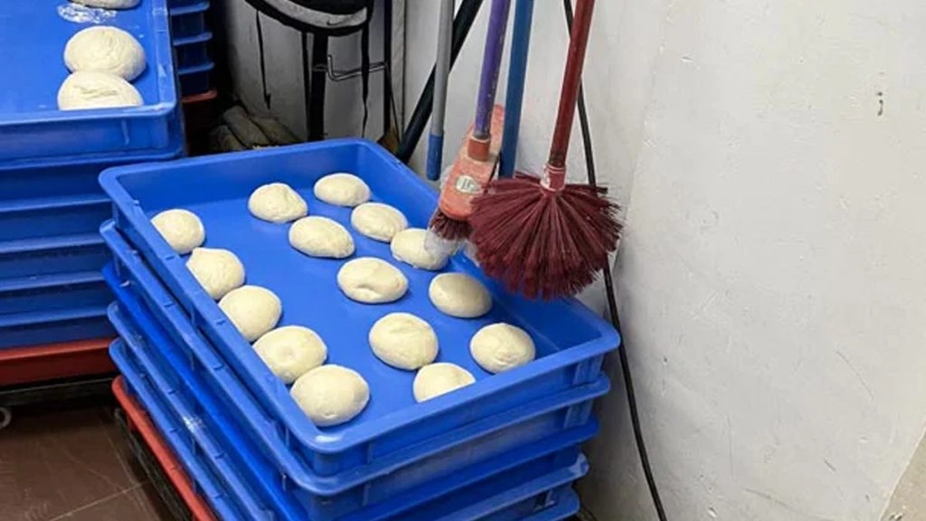 डोमिनोज आउटलेट में पिज्जा के आटे के उपर टॉयलेट ब्रश लटकाए जाने के मामले में कार्रवाई होगी :FSSAI