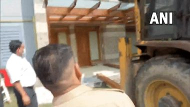 Noida Demolition: एक्शन में योगी प्रशासन फरार श्रीकांत त्यागी के फ्लैट के बाहर बना अवैध निर्माण ढहाया गया- Video