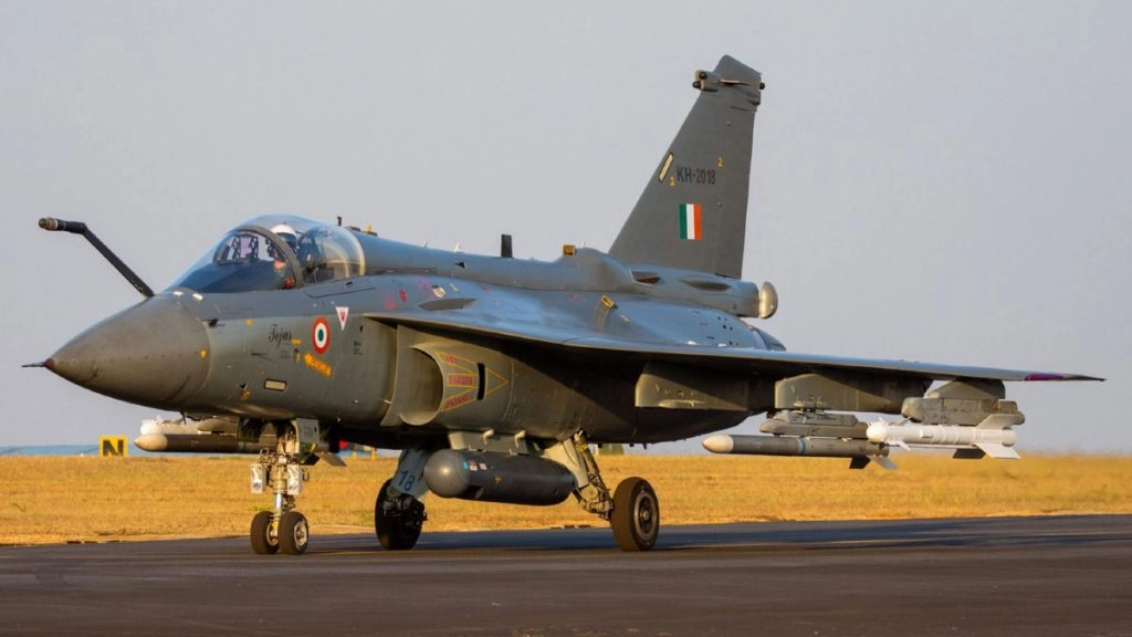 भारतीय तेजस फाइटर के खूबियो के दीवाने हुए कई देश, जाने  इसकी खूबियां