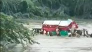 Maharashtra: सोलापुर जिले में मूसलाधार बारिश, कब्रिस्तान जाने के लिए जान हथेली पर लेकर नदी पार करते नजर आए लोग