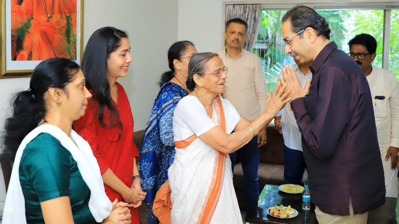 उद्धव ठाकरे पहुंचे संजय राउत के घर, परिवार समेत उनकी मां से की मुलाकात- Watch Pics