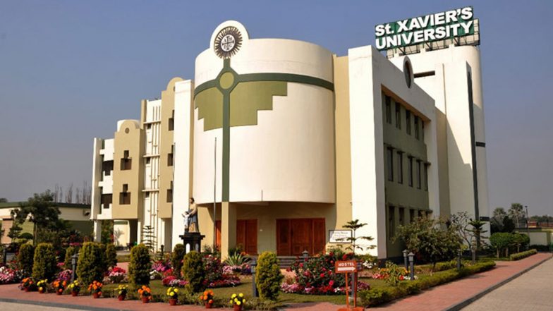 कोलकाता: स्विमसूट में तस्वीरें पोस्ट करने पर नौकरी गंवाने वाली प्रोफेसर के खिलाफ अब 99 करोड़ रुपये का मानहानि का नोटिस भेजा गया