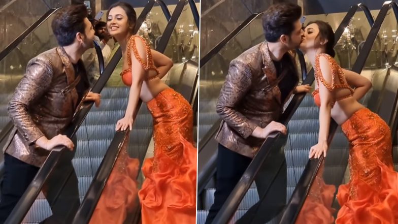 Tejasswi Prakash ने चलती Elevator&nbsp;में Karan Kundrra को किया किस, हॉट वीडियो सोशल मीडिया&nbsp; पर हुआ वायरल (Watch Video)&nbsp;