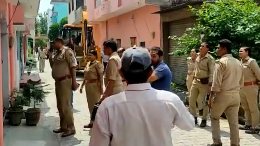 UP: ससुराल में बहू को नहीं मिल रही थी एंट्री, घर का दरवाजा नहीं खोलने पर मंगवाया बुलडोजर- Watch Video