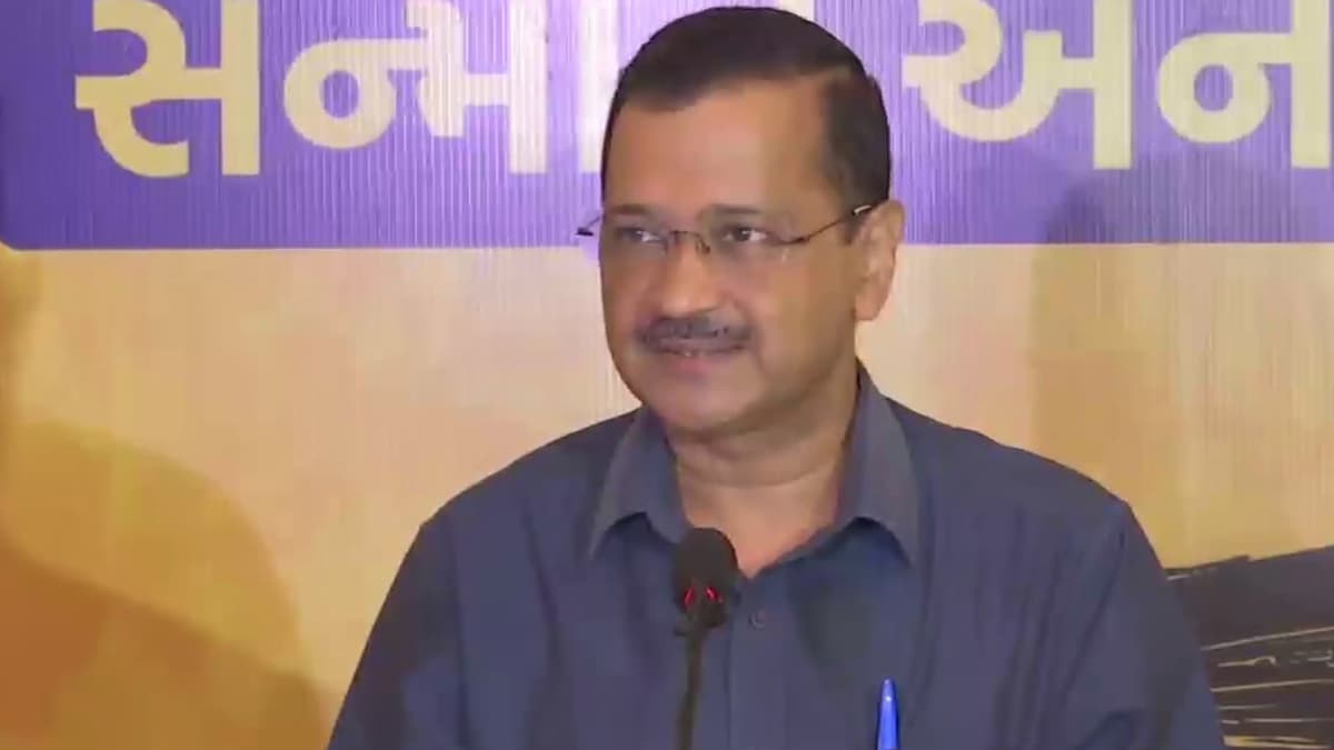 मुख्यमंत्री केजरीवाल ने अहमदाबाद में ऑटो-रिक्शा चालक के घर जाकर रात का भोजन किया