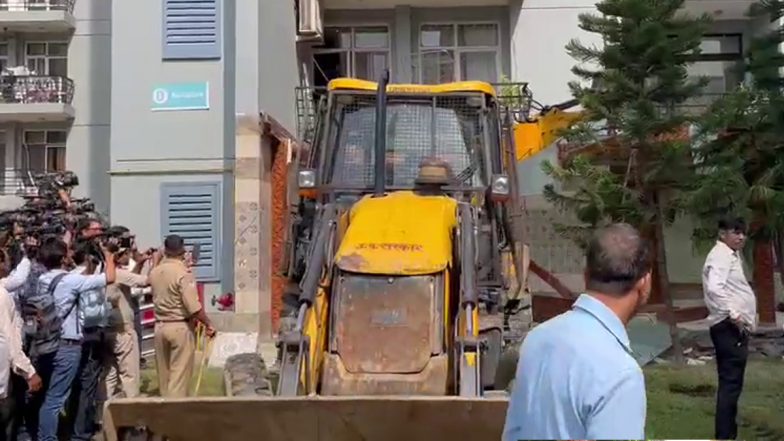 Noida: गालीबाज नेता श्रीकांत त्यागी के घर पहुंचा बुलडोजर, अवैध निर्माण को तोड़ने की कार्रवाई शुरू