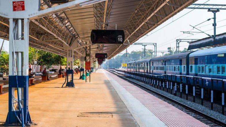Indian Railway: ट्रेन के आते ही प्लेटफार्म की जल जाएंगी सारी बत्तियां, रेलवे ने लगाया Automatic Light Control System