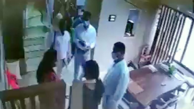 Mumbai में फर्जी IT अधिकारी बनकर मारते थे छापा, फिर पैसे लेकर हो जाते थे फरार, देखिए CCTV फुटेज