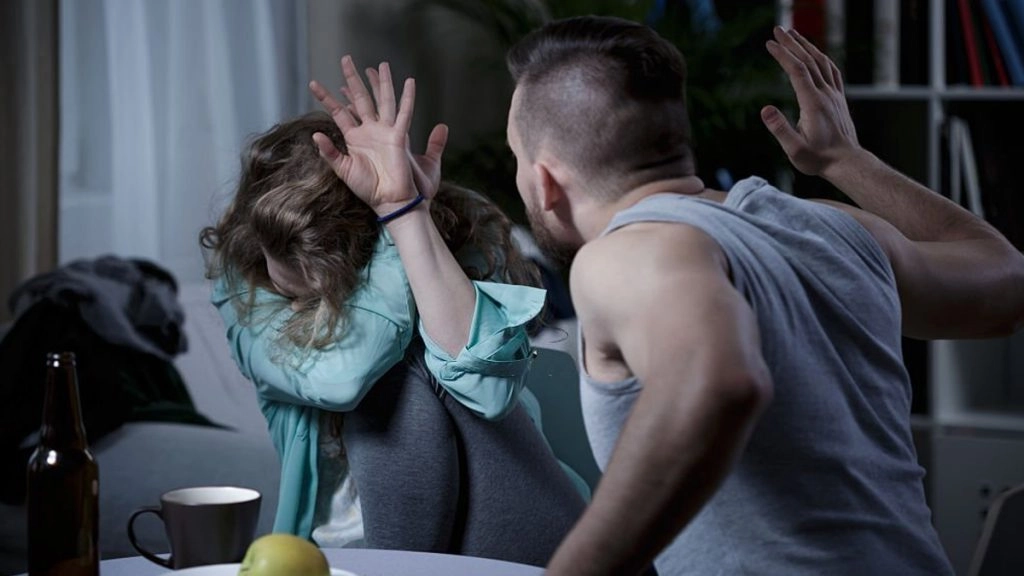 UP: 19 साल की बेटी ने पिता पर लगाया यौन दुराचार का आरोप