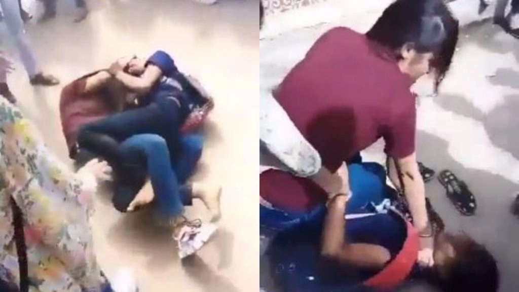कोचिंग सेंटर से बाहर निकलते ही सड़क पर भिड़ गईं दो लड़कियां, एक-दूसरे पर जमकर बरसाए लात-घूसे 