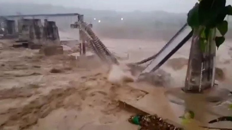 Himachal Pradesh: मंडी में अचानक आई बाढ़ और भूस्खलन से 14 लोगों की मौत की आशंका