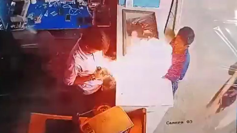 MP Mobile Blast: बम की तरह युवक के हाथ में ब्लास्ट हुआ मोबाइल, CCTV वीडियो देख दहल जाएगा दिल