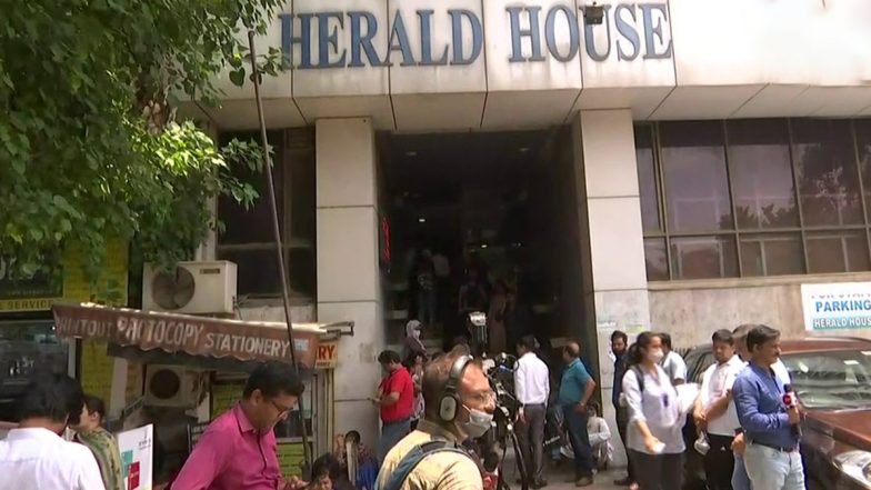 Delhi: मनी लॉन्ड्रिंग मामले में नेशनल हेराल्ड के दफ्तर समेत कई ठिकानों पर ED की छापेमारी