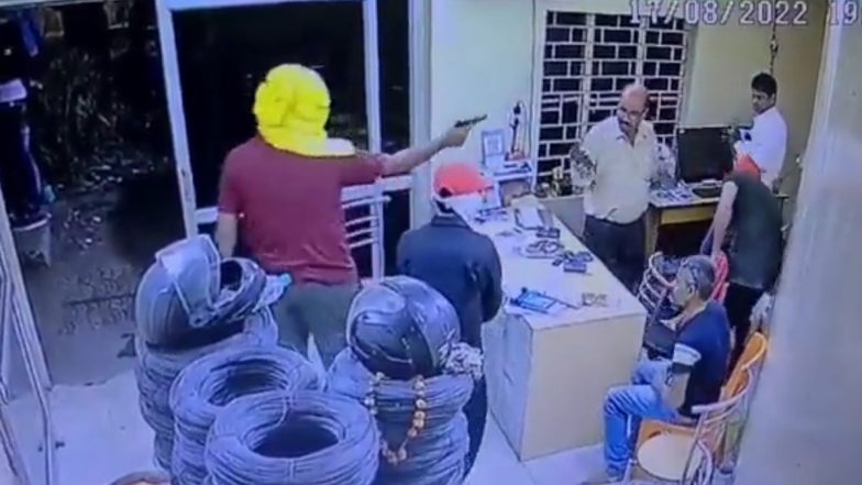 Prayagraj: गन प्वाइंट पर नकाबपोशों ने लूटे 6 लाख रुपये, CCTV में कैद हुई वारदात (Watch Video)