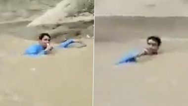 Chand Nawab 2.0! पाकिस्तान के जर्नलिस्ट की अनोखी रिपोर्टिंग, गर्दन तक पानी में डूब कर बताया बाढ़ का हाल (Watch Video)