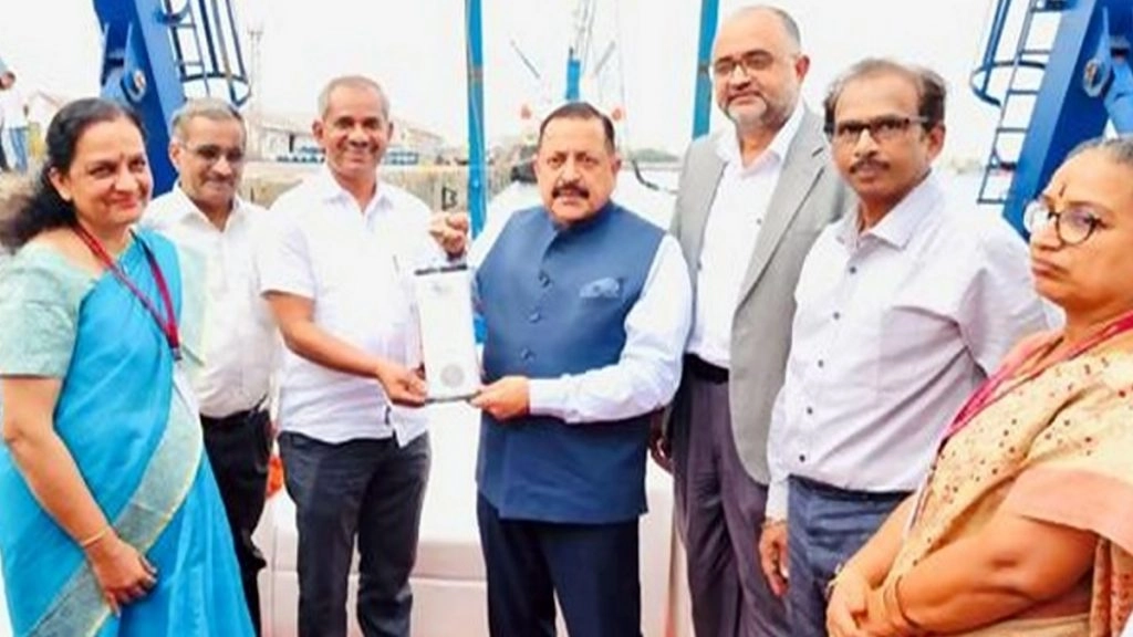 केंद्रीय मंत्री जितेंद्र सिंह ने भारत के पहले खारे पानी से जलने वाली एलईडी लैंप को लिया  शुभारंभ किया