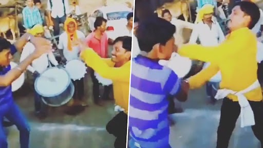 Viral Video: नागिन डांस करते दो युवकों का झगड़ा बदल गया लड़ाई में, वीडियो देख हो जाएंगे लोट-पोट
