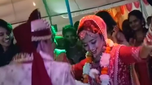 Viral Video: भोजपुरी गाने पर शर्मीली दुल्हन ने दूल्हे के साथ किया डांस, वीडियो ने इंटरनेट पर लगाई आग